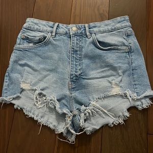 Cute, short, high rise, cheeky, Zara shorts.